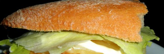 Sándwich de pollo y piña