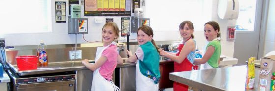 Grupo Académico Panadero Pastelero y Anabella Barrios enseñan a cocinar a los niños