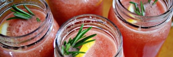 Limonada de patilla y romero