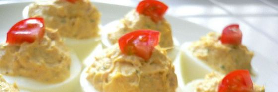 Huevos rellenos de atún