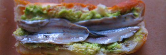 Sándwich de anchoas y pepino