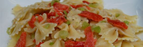Ensalada fría de pasta al té verde con salmón ahumado