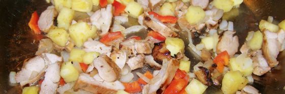 Pollo salteado con piña