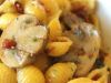 Pasta corta con champiñones y tomates&nbsp;secos