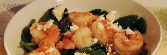 Ensalada de espinacas, camarones y queso feta