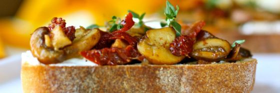 Bruschettas de champiñones y vegetales