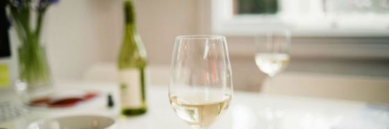 3 mitos sobre el vino blanco que debes desechar