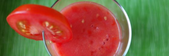 Jugo de tomate y albahaca