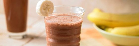 vaso de smoothie de cambur banana cacao cocoa chocolate