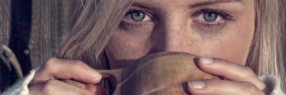 mujer rubia tomando cafe blond drinking coffee