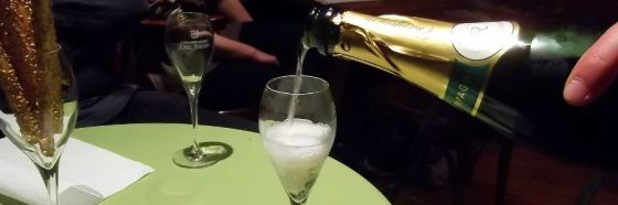 llenando copa champagne