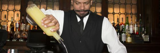 bartender siriviendo trago making drink