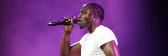 akon singing concert