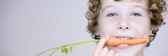 kid eating carrot