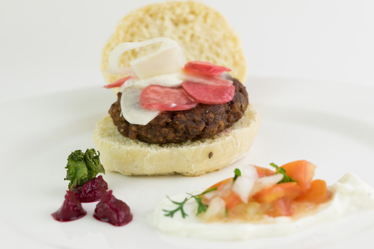 esnobgourmet-emplatado-hamburguesa-vegetariana